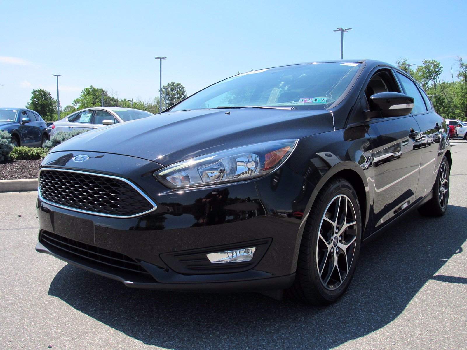 Pre-Owned 2017 Ford Focus SEL FWD Hatchback