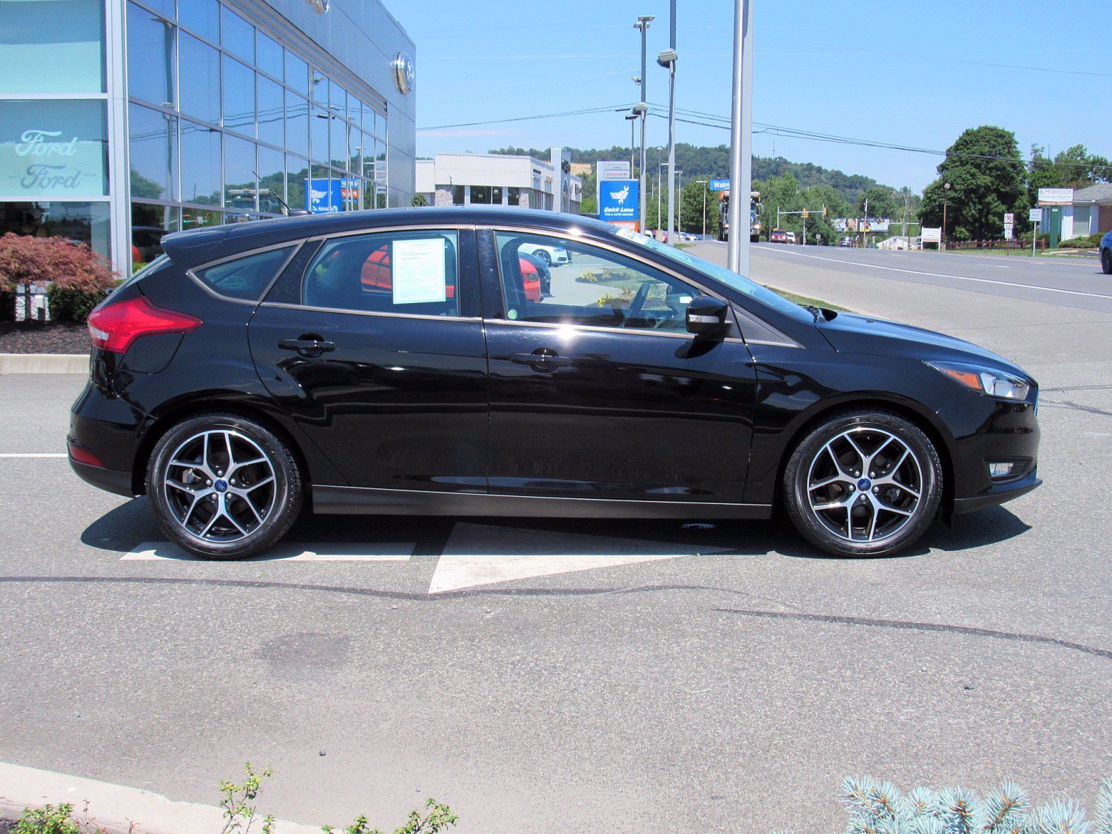 Pre-Owned 2017 Ford Focus SEL FWD Hatchback