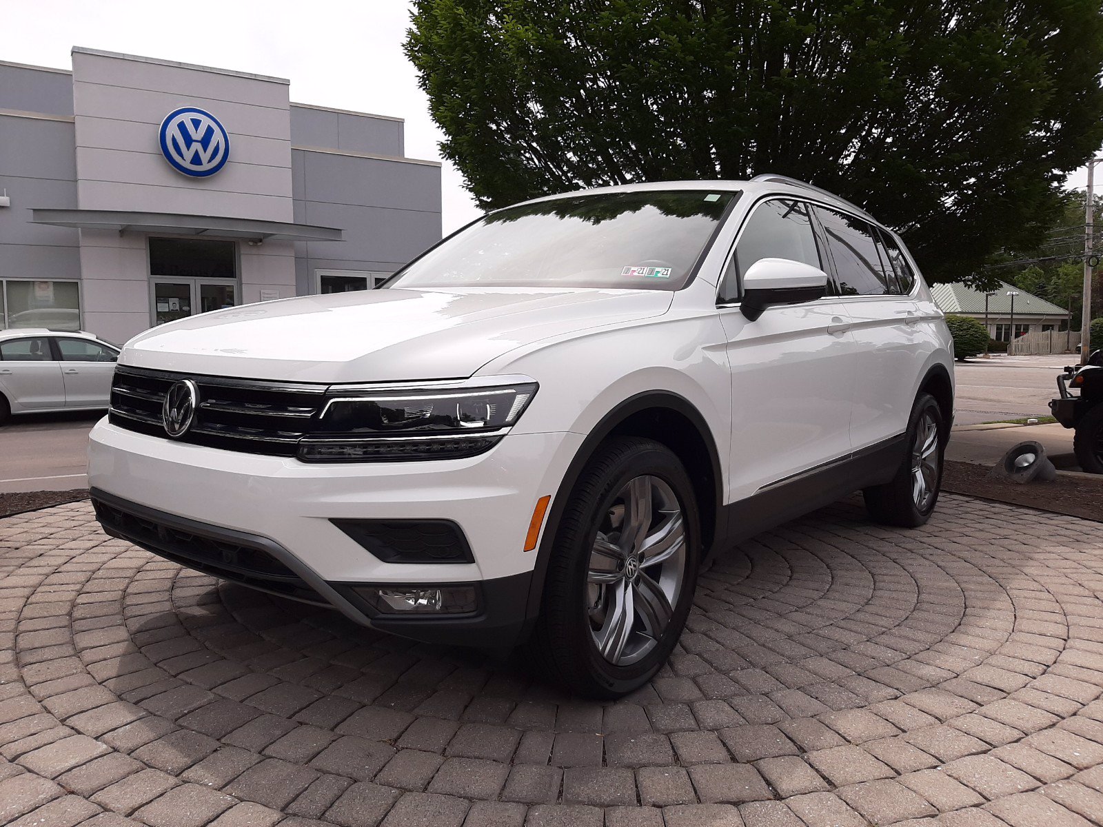 Pre-Owned 2019 Volkswagen Tiguan SEL Premium AWD Sport Utility